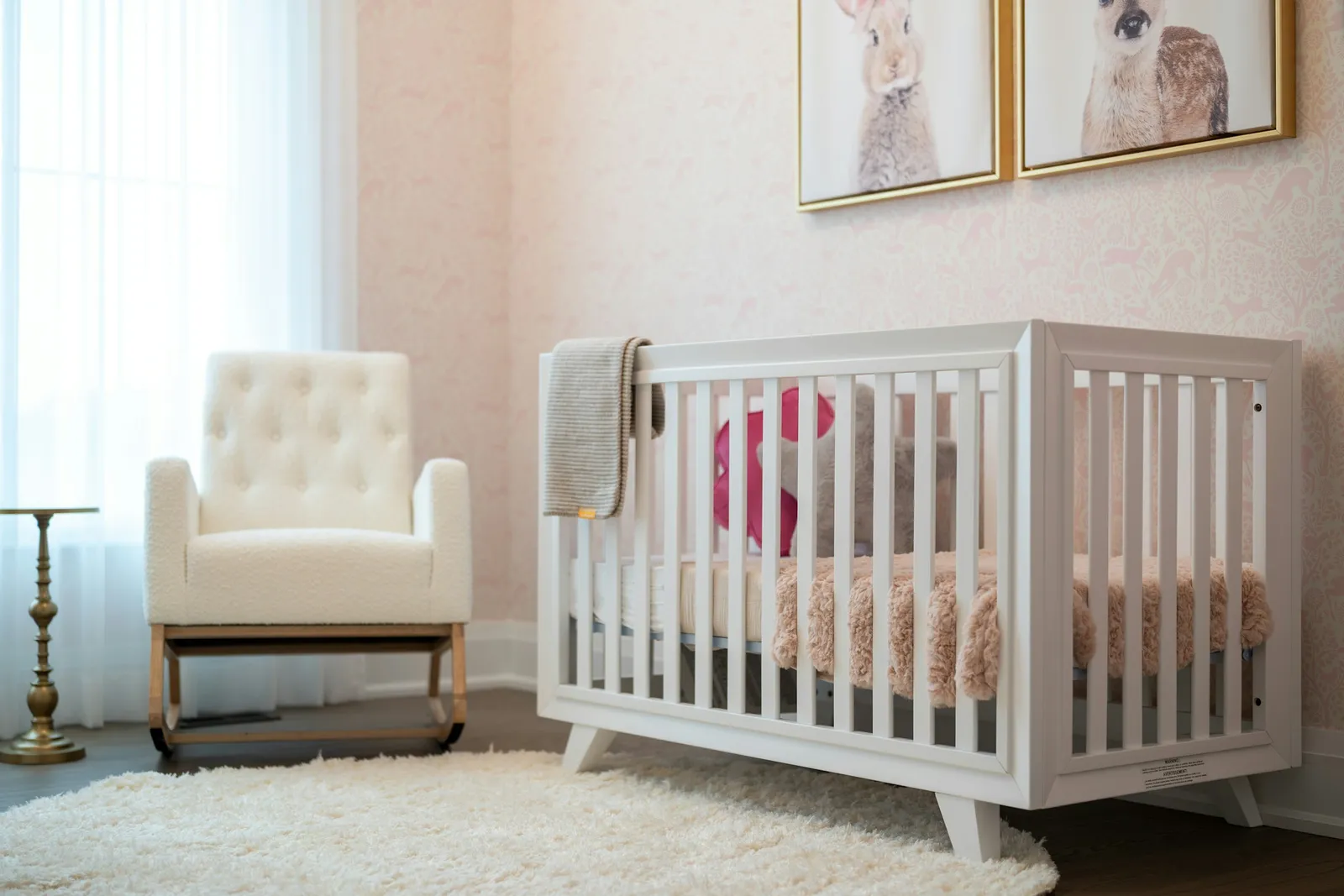 Chambre de bébé lumineuse avec lit à barreaux blanc et fauteuil